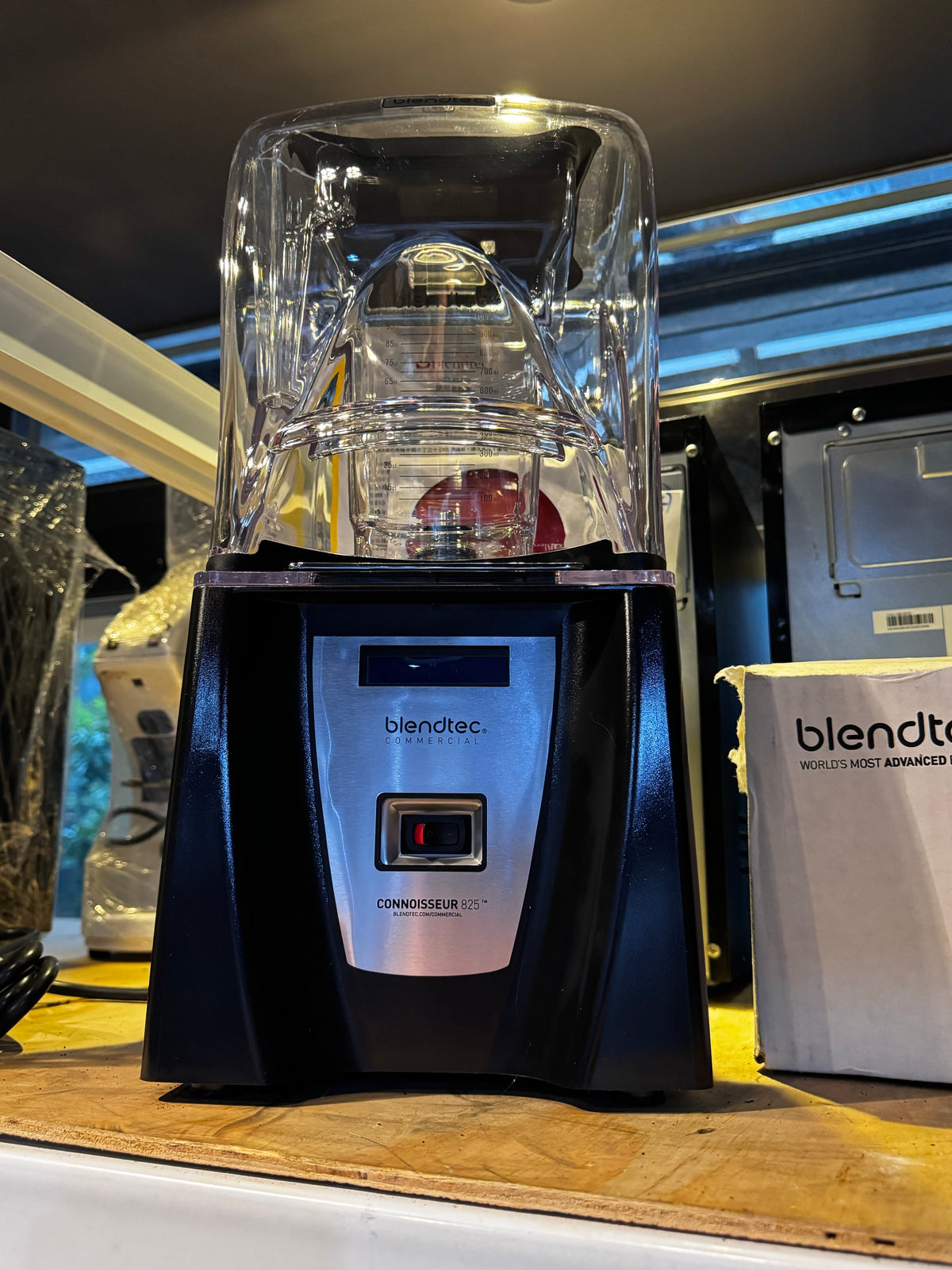 Blendtec Connoisseur 825 福利品冰沙機實機，含攪拌杯與隔音罩